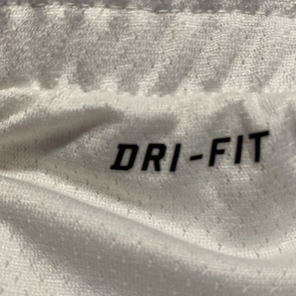 NIKE DRY-FIT WHITE CAPRIS LENGTH PANTS WITH MATCHING WHITE TANK TOP. - Picture 3 of 6